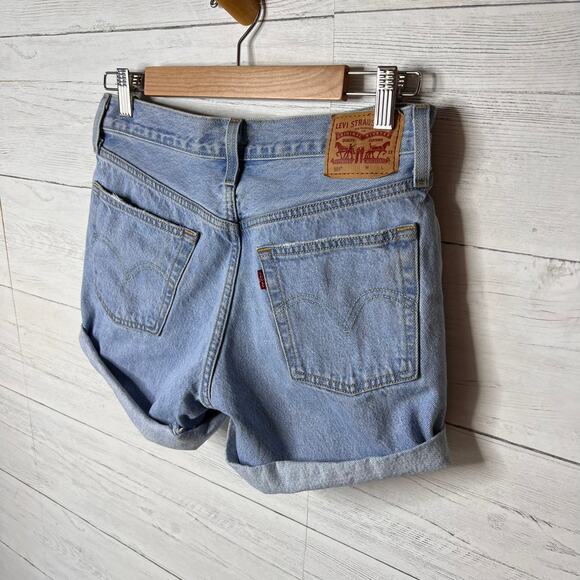Levis Shorts Womens Size 8-10 Light Wash Button Fly Denim Distressed 100% Cotton - Picture 12 of 16